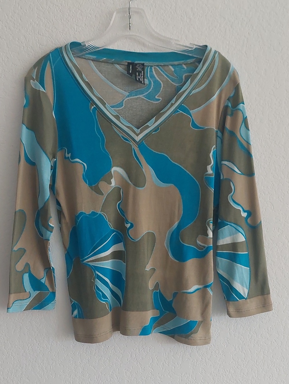 LYNN RITCHIE Silk Blend 3/4 sleeve V-Neckline abstract print top NWOT